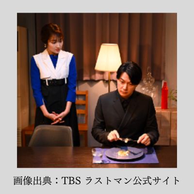皆実(福山雅治)が料理を食べるのを青嶌(高梨臨)が見ているシーン