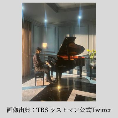 皆実(福山雅治)がピアノを演奏している写真