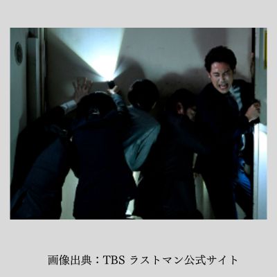 壁を押す心太朗(大泉洋)らの写真