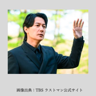 森林の中で手を挙げる皆実(福山雅治)