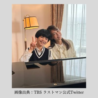 皆実(柊木陽太)と母(相武紗季)の笑顔の写真