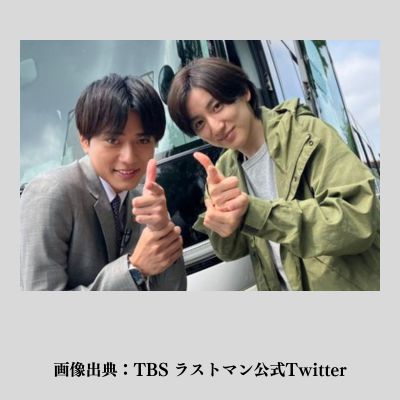 永瀬廉さんと京本大我さんの笑顔の写真