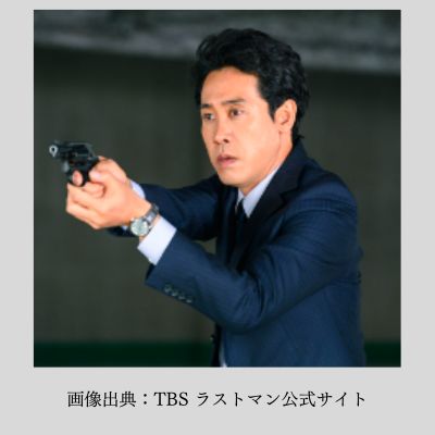泉を刺した犯人に銃を向ける心太朗(大泉洋)