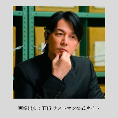 資料室で考え込む皆実(福山雅治)