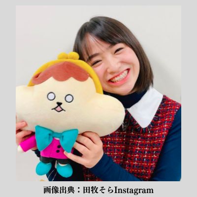 カネオくんのマスコットと田牧そらさん